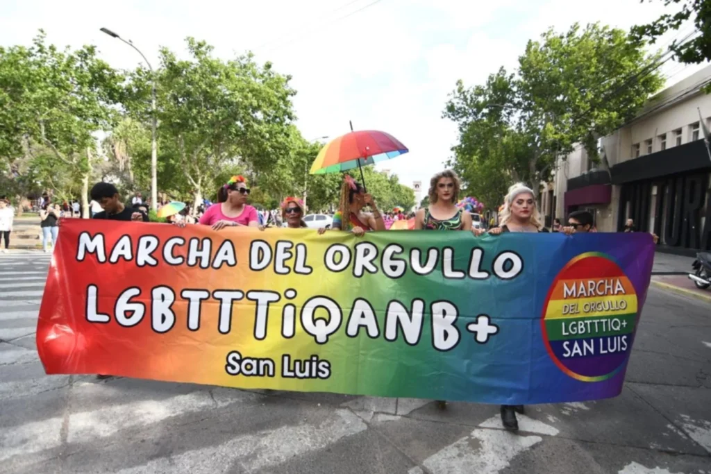 El orgullo marchó por las calles de San Luis, la ciudad se tiñó de lucha y celebración