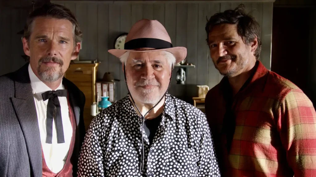Pedro Almodóvar (c), con Ethan Hawke (i) y Pedro Pascal (d) durante el rodaje de 'Strange Way of Life'. Foto: El Deseo