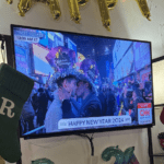 Año nuevo: la CNN comenzó el año con un beso interracial entre hombre, la derecha polemiza