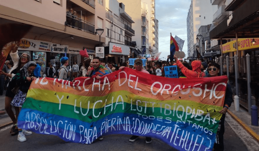Necochea: la 12° Marcha del orgullo LGBTIQ+ reclamó por Tehuel, por Pierina y por el cuidado del mar.