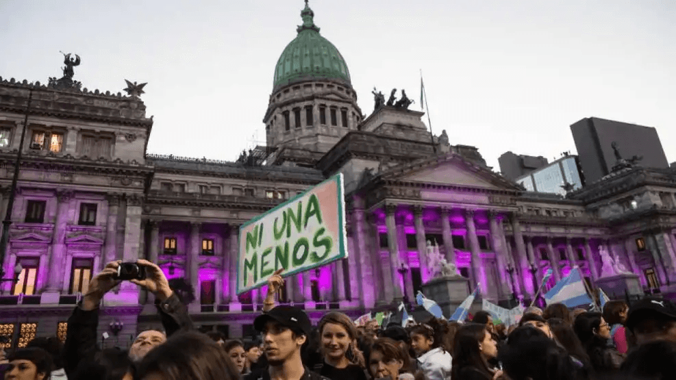La motosierra de Milei: El gobierno elimina 13 programas sociales feministas y de diversidad La motosierra de Milei: El gobierno elimina 13 programas sociales feministas y de diversidad