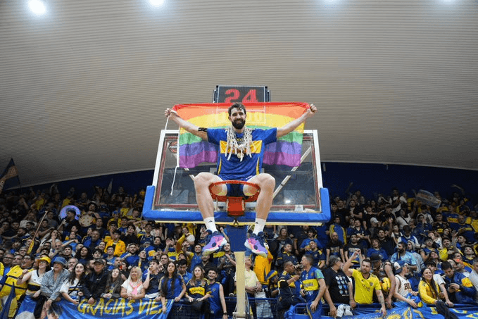 Sebastián Vega, el bicampeón de Boca que celebró con la bandera LGBT