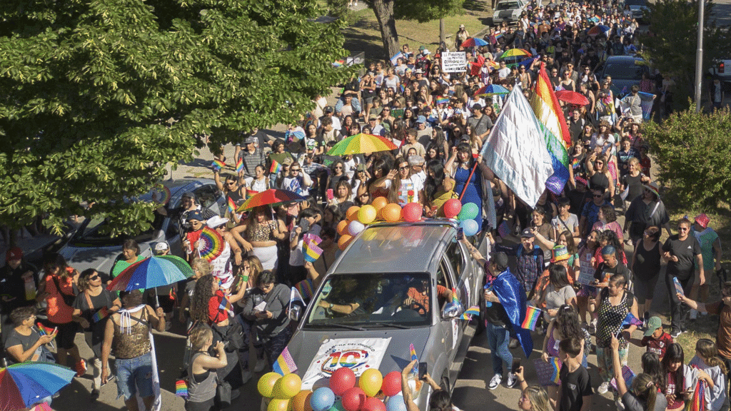 Foto de Pablo Leguizamon - Récord histórico y fiesta en la Comarca: Viedma y Patagones celebraron 10 años de Orgullo con Flor de la V