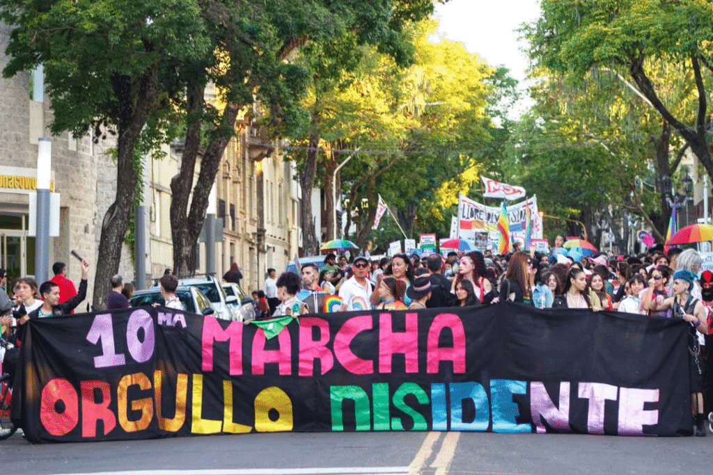 Se realizó en Paraná la décima Marcha del Orgullo Disidente. La concentración tuvo lugar este sábado 8 de noviembre por la tarde frente a Casa de Gobierno, donde se leyó el documento elaborado por la Asamblea del Orgullo Disidente.