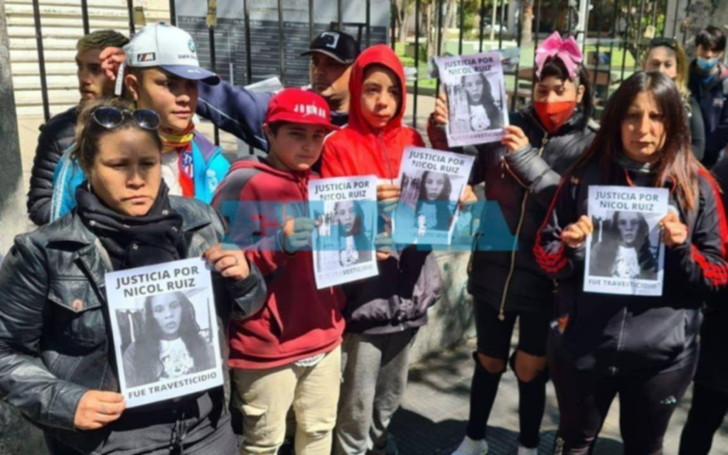 El Tribunal Oral en lo Criminal N° 3 de La Plata condenó este lunes a prisión perpetua a Fernando Daniel Sibestrelli por el asesinato de Nicol Ruiz, una mujer trans de 35 años. Los jueces consideraron probado que se trató de un homicidio agravado por el odio a la identidad de género, validando el pedido de la fiscalía y la querella en un fallo que marca un precedente clave para la región. El crimen ocurrió en agosto de 2023 en un departamento de la zona de 1 y 62. Según la investigación, Sibestrelli atacó a Nicol con extrema violencia, provocándole heridas mortales. Durante el debate oral, las pruebas testimoniales y periciales fueron determinantes para demostrar que el móvil del asesino no fue un simple conflicto, sino un rechazo profundo y violento hacia la identidad de la víctima. Este veredicto se encuadra en las recomendaciones de la Guía para el tratamiento periodístico responsable de identidades de géneros, que subraya la importancia de nombrar estos crímenes como travesticidios o transfemicidios. Al aplicar la figura de "odio a la identidad de género", la justicia platense reconoció que el asesinato de Nicol fue la expresión más extrema de una violencia estructural y sistemática que sufre el colectivo travesti-trans. La condena a Sibestrelli llega en un contexto de fuerte demanda social por la plena aplicación de la Ley Micaela en el Poder Judicial. El informe de implementación de dicha norma destaca que la capacitación en perspectiva de género es una "llave" indispensable para que magistrados y funcionarios dejen de invisibilizar estos crímenes y apliquen las penas máximas cuando existe un componente de odio de género. Familiares, amigas y organizaciones de la diversidad acompañaron la lectura del fallo en las puertas de los tribunales de calle 8. Para el activismo local, la perpetua representa un acto de reparación necesaria tras años de impunidad en casos similares y refuerza el mensaje de que las vidas trans importan y que sus asesinos ya no gozarán de beneficios procesales. Con esta sentencia, La Plata suma un antecedente judicial fundamental que obliga a los medios y a la sociedad a reflexionar sobre la urgencia de erradicar los discursos de odio. La justicia determinó que a Nicol no solo la mató un hombre, sino un sistema de prejuicios que Sibestrelli ejecutó con máxima crueldad.