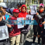 El Tribunal Oral en lo Criminal N° 3 de La Plata condenó este lunes a prisión perpetua a Fernando Daniel Sibestrelli por el asesinato de Nicol Ruiz, una mujer trans de 35 años. Los jueces consideraron probado que se trató de un homicidio agravado por el odio a la identidad de género, validando el pedido de la fiscalía y la querella en un fallo que marca un precedente clave para la región. El crimen ocurrió en agosto de 2023 en un departamento de la zona de 1 y 62. Según la investigación, Sibestrelli atacó a Nicol con extrema violencia, provocándole heridas mortales. Durante el debate oral, las pruebas testimoniales y periciales fueron determinantes para demostrar que el móvil del asesino no fue un simple conflicto, sino un rechazo profundo y violento hacia la identidad de la víctima. Este veredicto se encuadra en las recomendaciones de la Guía para el tratamiento periodístico responsable de identidades de géneros, que subraya la importancia de nombrar estos crímenes como travesticidios o transfemicidios. Al aplicar la figura de "odio a la identidad de género", la justicia platense reconoció que el asesinato de Nicol fue la expresión más extrema de una violencia estructural y sistemática que sufre el colectivo travesti-trans. La condena a Sibestrelli llega en un contexto de fuerte demanda social por la plena aplicación de la Ley Micaela en el Poder Judicial. El informe de implementación de dicha norma destaca que la capacitación en perspectiva de género es una "llave" indispensable para que magistrados y funcionarios dejen de invisibilizar estos crímenes y apliquen las penas máximas cuando existe un componente de odio de género. Familiares, amigas y organizaciones de la diversidad acompañaron la lectura del fallo en las puertas de los tribunales de calle 8. Para el activismo local, la perpetua representa un acto de reparación necesaria tras años de impunidad en casos similares y refuerza el mensaje de que las vidas trans importan y que sus asesinos ya no gozarán de beneficios procesales. Con esta sentencia, La Plata suma un antecedente judicial fundamental que obliga a los medios y a la sociedad a reflexionar sobre la urgencia de erradicar los discursos de odio. La justicia determinó que a Nicol no solo la mató un hombre, sino un sistema de prejuicios que Sibestrelli ejecutó con máxima crueldad.