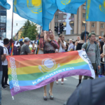 El presidente de Kazajistán, Kasim-Yomart Tokáyev, firmó hoy las enmiendas legales que prohíben la "propaganda LGTBI" en el país. Con esta medida, la nación centroasiática se alineó con las políticas restrictivas que ya implementaron anteriormente Rusia y Georgia. La normativa busca impedir la difusión de contenidos vinculados a la diversidad sexual en medios de comunicación, redes sociales y espacios públicos.