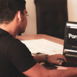 Protección de menores: la Unión Europea pone en la mira a los gigantes del porno y a Snapchat