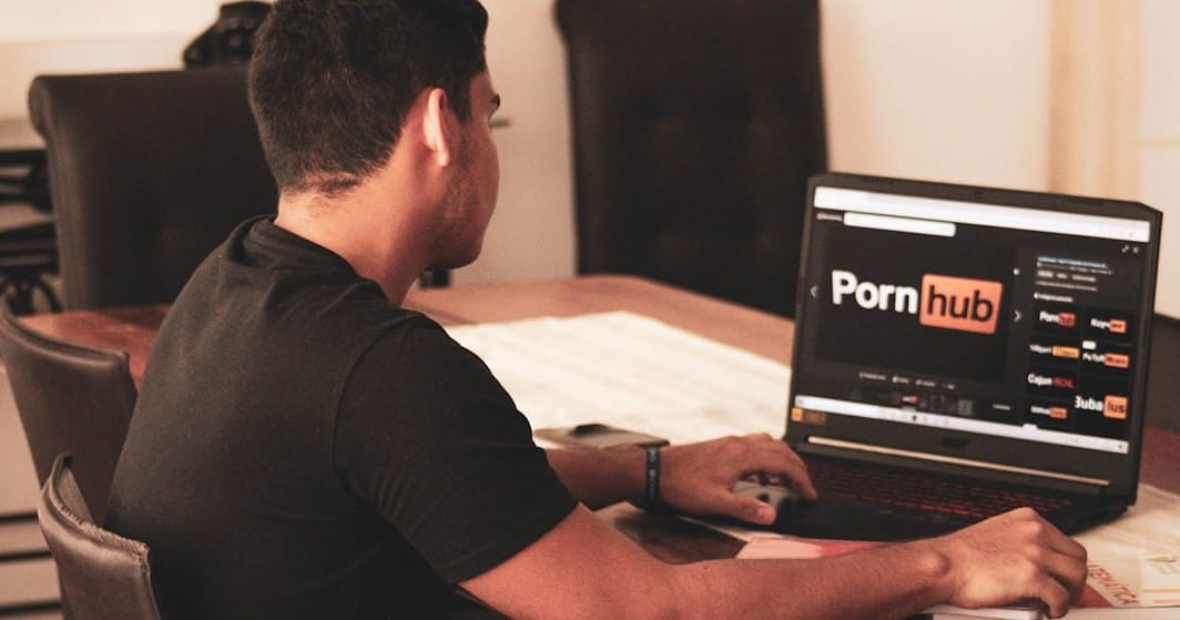 Protección de menores: la Unión Europea pone en la mira a los gigantes del porno y a Snapchat