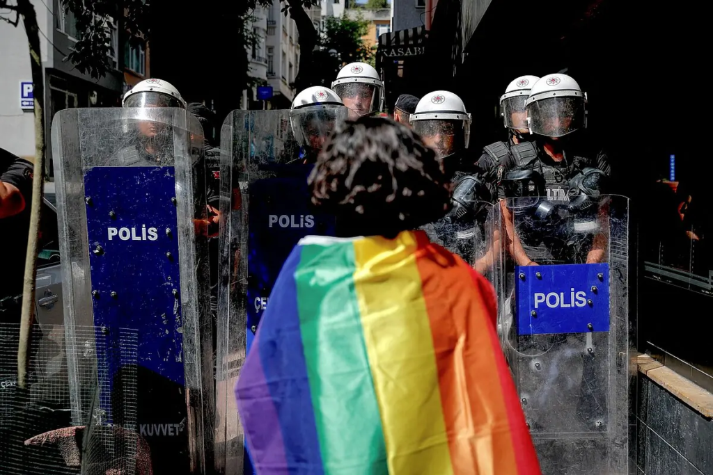 Turquía lleva a juicio a 11 líderes de una asociación de derechos LGBTQ+ por "obscenidad"