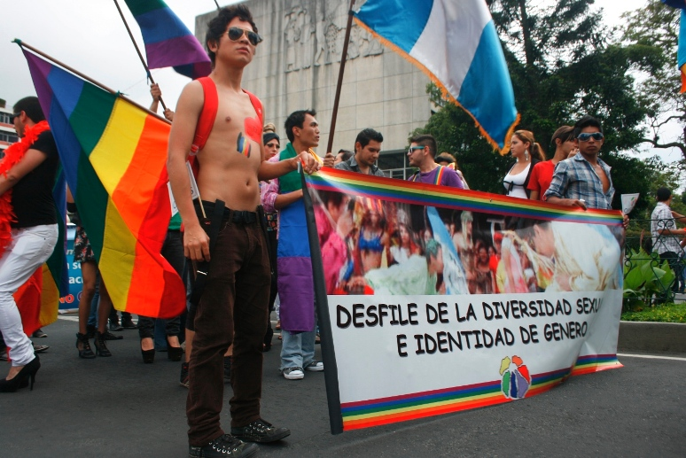 Antigua Guatemala marcha en desobediencia civil: el Orgullo desafía el veto homofóbico del municipio