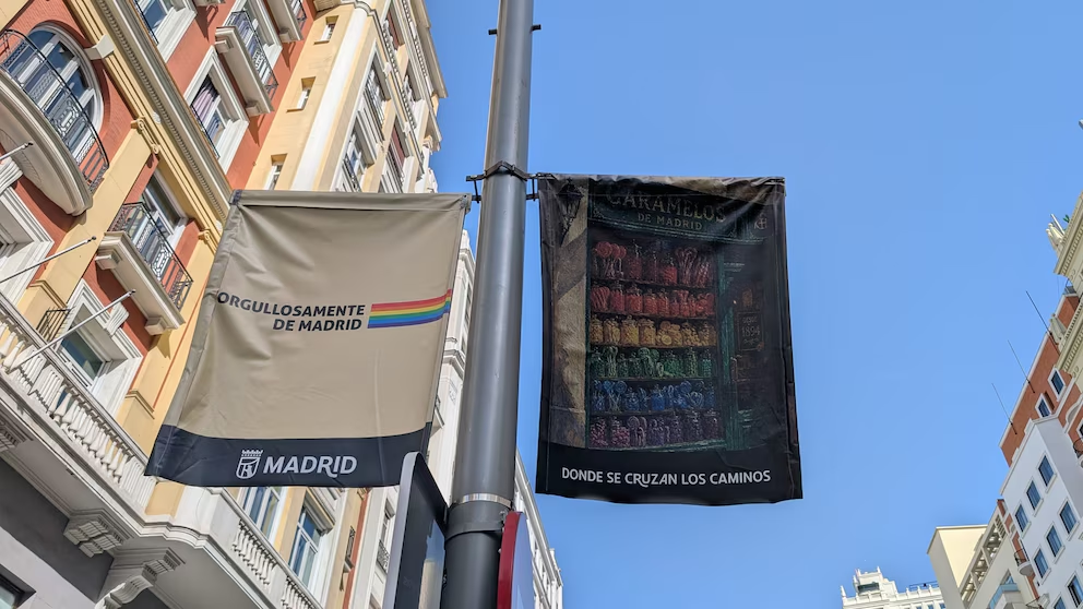 Madrid y un Orgullo "sin personas": la cartelería del Ayuntamiento vuelve a encender la indignación LGTBIQ+