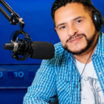 "Si estuviera allá, creo que estaría muerto", dice un periodista gay expulsado de la casa de sus padres en San Luis