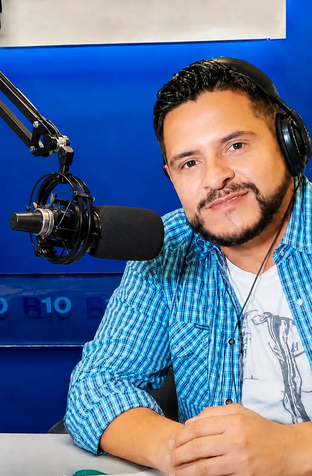 "Si estuviera allá, creo que estaría muerto", dice un periodista gay expulsado de la casa de sus padres en San Luis