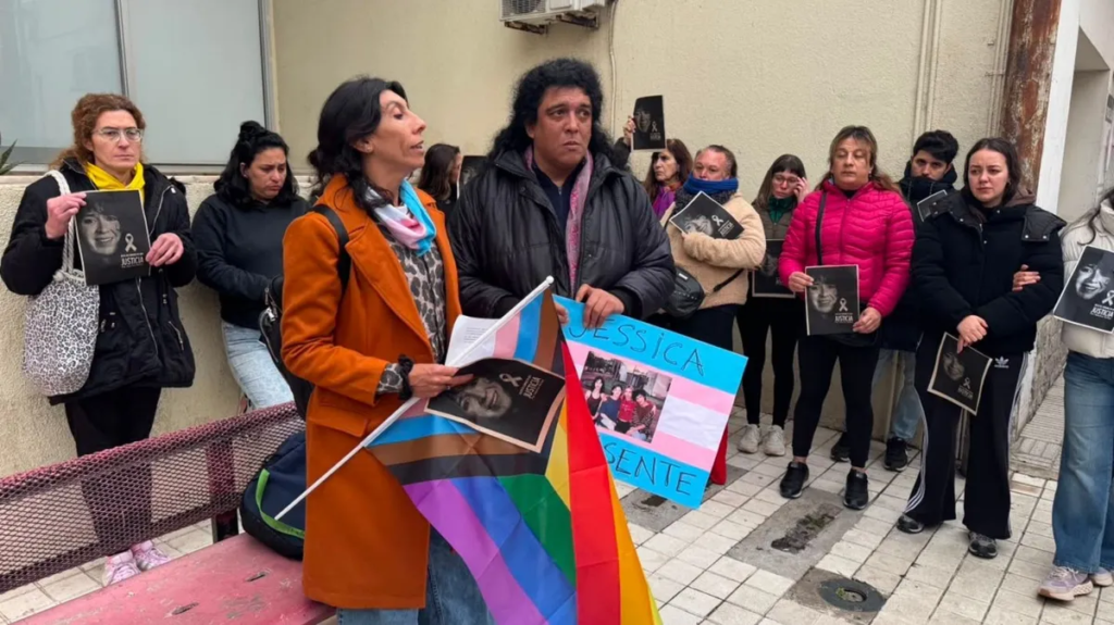 Travesticidio en Córdoba: la comunidad de la diversidad se movilizó frente a Tribunales para exigir justicia por Jessica Núñez Travesticidio en Córdoba: la comunidad de la diversidad se movilizó frente a Tribunales para exigir justicia por Jessica Núñez