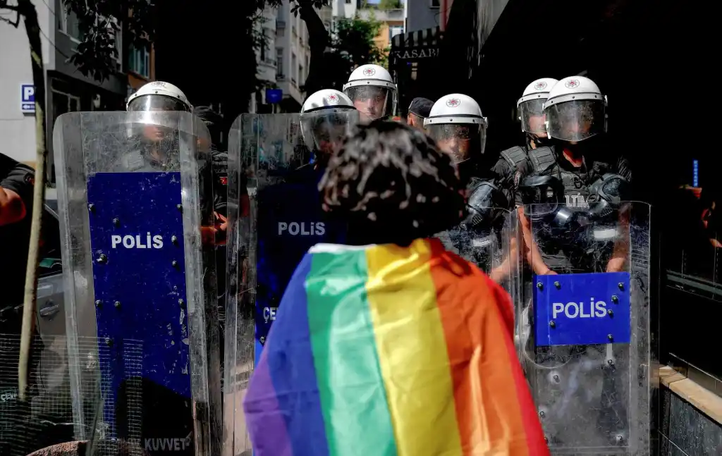 Turquía detuvo a al menos 63 personas en una redada contra bares y organizaciones LGBTIQ+