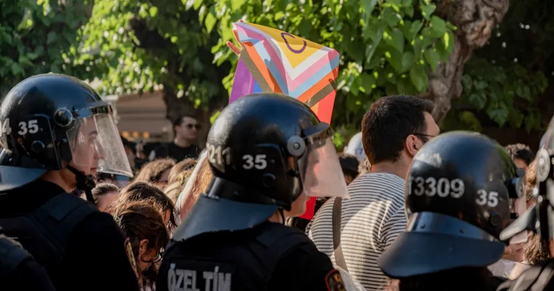 Turquía detuvo a al menos 63 personas en una redada contra bares y organizaciones LGBTIQ+ Turquía detuvo a al menos 63 personas en una redada contra bares y organizaciones LGBTIQ+