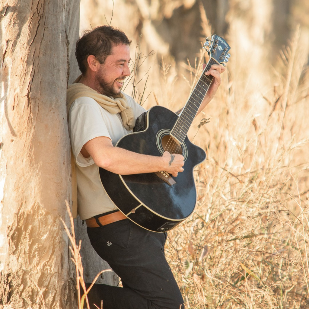 Mariano Crippa: el docente de música santafesino que convirtió su identidad trans en canciones y en un libro