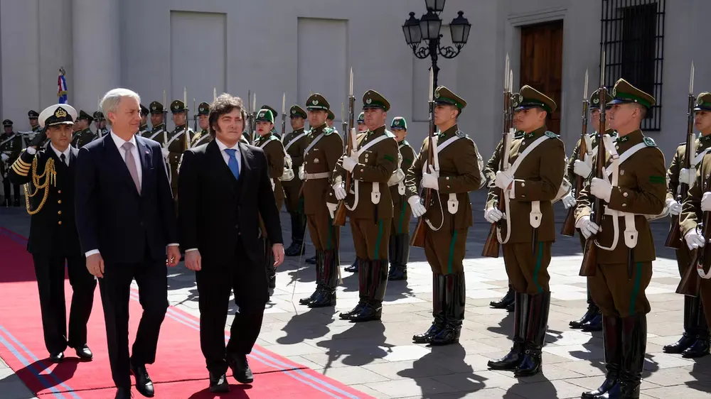 Detrás del "milagro" económico: el sangriento costo de las vidas LGBT+ que Milei omite sobre Pinochet