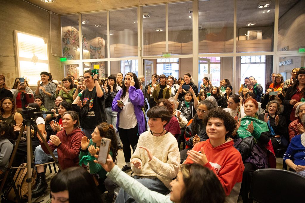 En el lanzamiento, la Comisión Organizadora leyó además un pronunciamiento bajo la consigna "El aborto es legal. Pañuelazo por nuestros derechos. Todes al Encuentro Plurinacional"